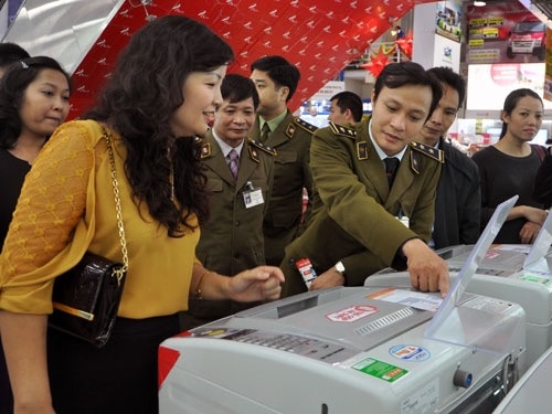 Bà Trần Thị Phương Lan – PGĐ Sở Công thương Hà Nội đang kiểm tra hàng hóa khuyến mại tại Pico.