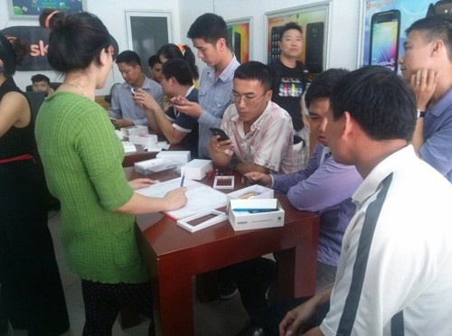 Có những lúc khách hàng chen nhau mua như thế này.