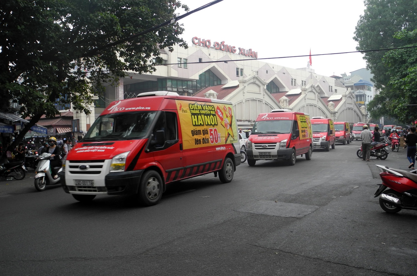 Đoàn xe cổ động về ngày vàng TKM HN của Pico trên đường phố Hà Nội.