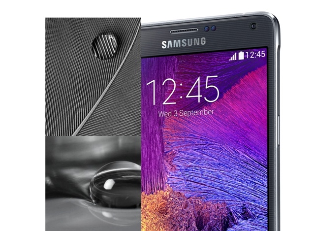 Điểm nhấn đầu tiên trong thiết kế mới là màn hình. Galaxy Note 4 được trang bị kính 2.5 D với bề mặt hơi cong về các mép, mang đến cảm giác gọn gàng, nhẹ nhàng cho người sử dụng chiếc phalbet này.