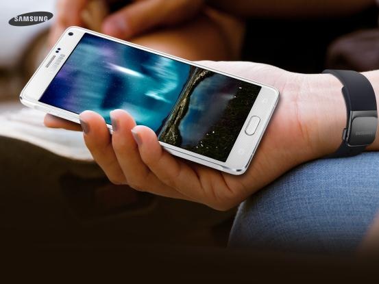  Sự kết hợp giữa chất liệu kim loại với mặt kính mềm mại và vân da mềm phía sau tạo ra sự tương phản ấn tượng trong thiết kế của Galaxy Note 4.