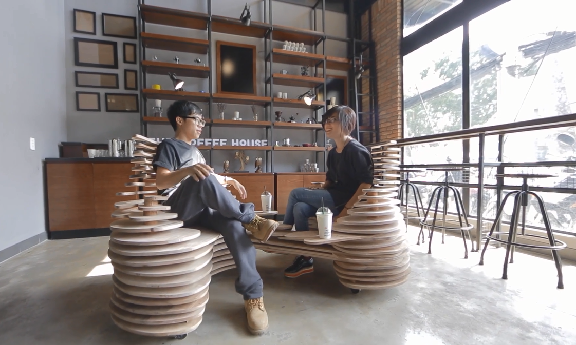 Hai nhà thiết kế trẻ với thành quả - chiếc ghế bằng hữu của mình.