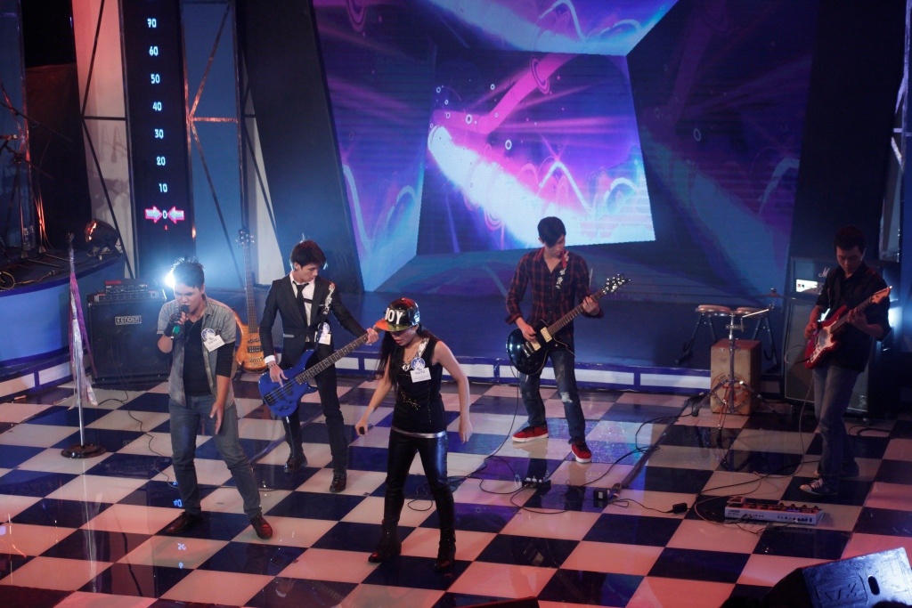 MC Quyen Linh xuc dong vi niem dam me cua cac ban nhac hinh anh