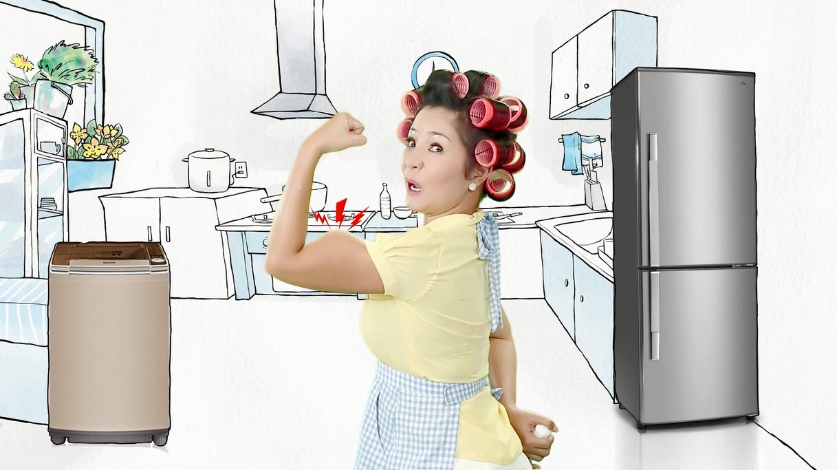 Thuy Nga va 'ban gai' Pho than tho viec nha trong clip moi hinh anh