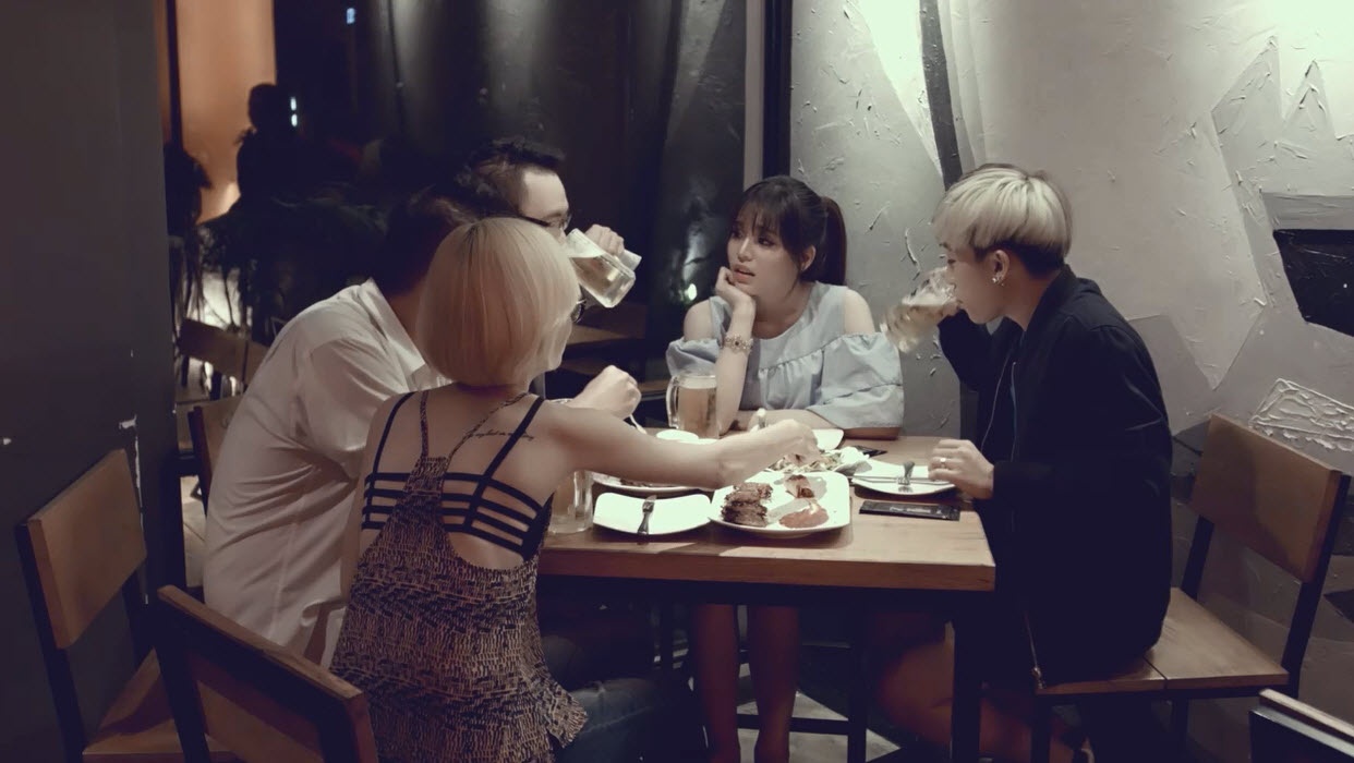       “Bị” bạn trai dẫn đến những chỗ rượu chè hay phải thu dọn những bãi chiến trường của các anh chồng luôn là điều mà mọi chị em đều ghét.   