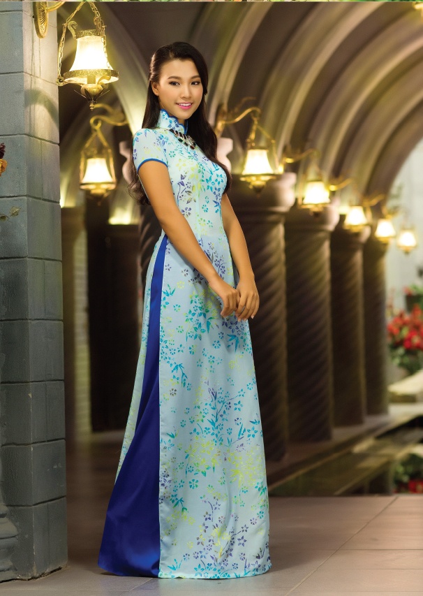  Chiếc áo dài hoa văn burn-out mới lạ, tinh tế cùng gam màu dịu nhẹ càng tôn lên vẻ xinh tươi của Hoàng Oanh.