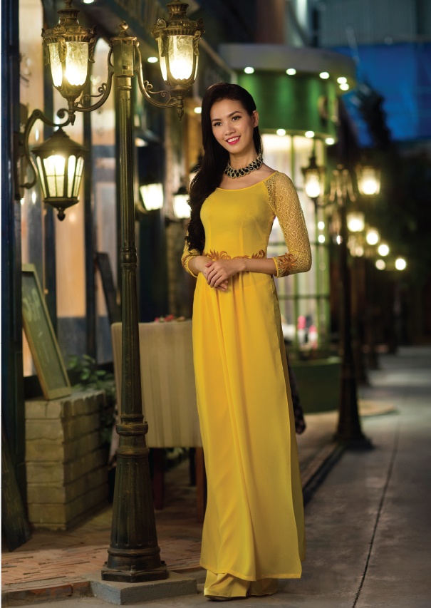 Phan Thị Mơ cũng không kém phần nổi bật khi khoác lên mình áo dài cách điệu có họa tiết nhấn nhá nơi cổ tay.