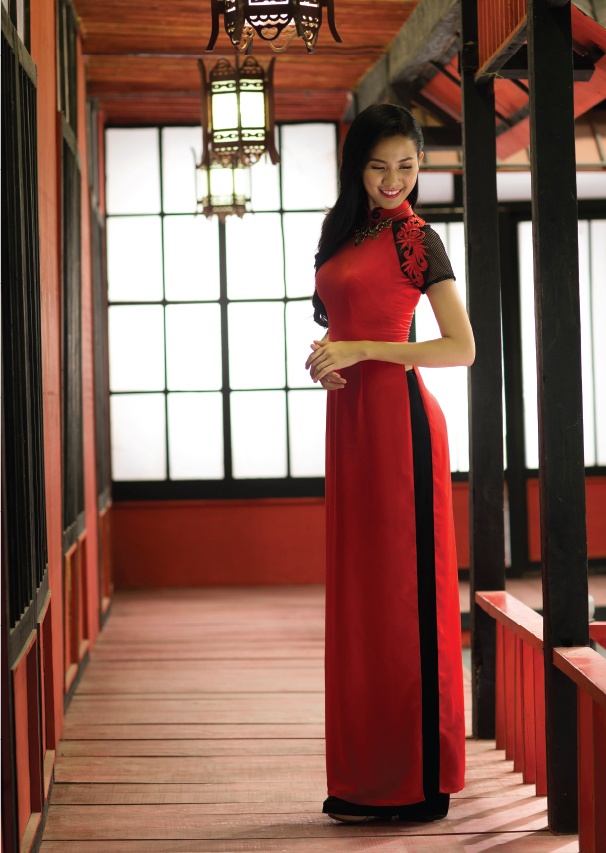 Thiết kế đơn giản với điểm nhấn đặc sắc giúp cô tự tin hơn khi diện áo dài.