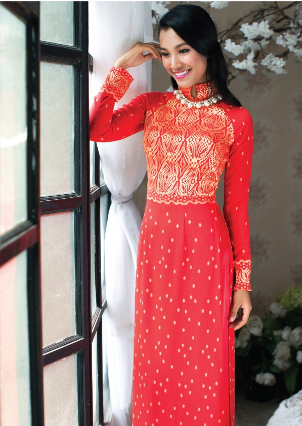 Thiết kế hoa văn mới lạ, màu sắc đa dạng tôn lên vẻ đẹp của người mặc.