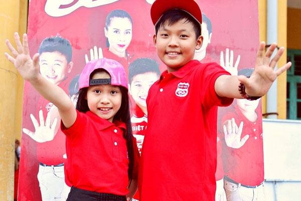 Mai Chi Cong nhi nhanh hat cung tre em mien nui hinh anh