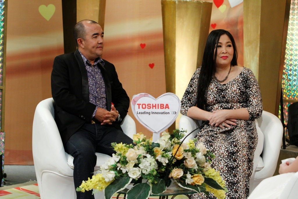 Hong Van sung so khi thay chong mang vo tren san khau hinh anh