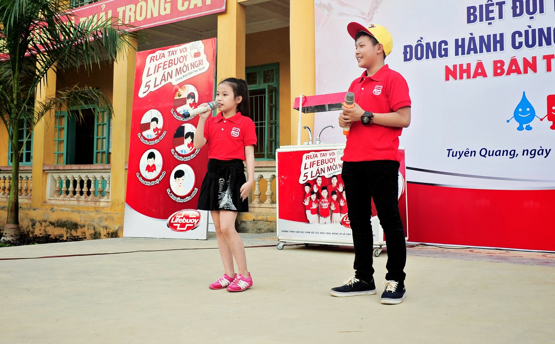      Đại diện Biệt Đội Tay Sạch, Chí Công và Hà Trang còn trao tặng 20 phần quà cho 20 bạn học sinh có thành tích học tập xuất sắc. 