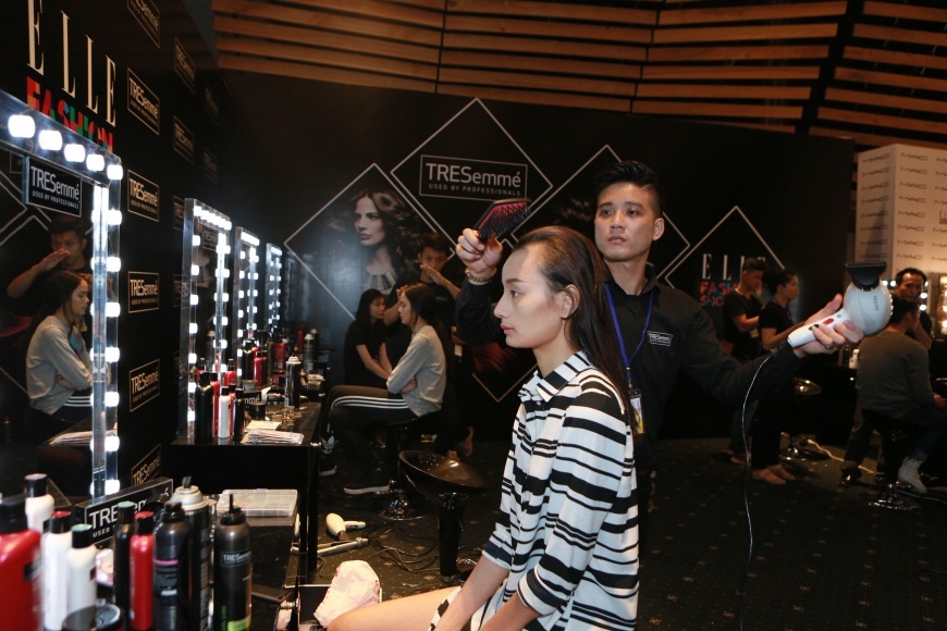   Tối qua (13/11), Elle Fashion Show xuân hè 2015 đã diễn ra sôi động, mang đến cho công chúng những trải nghiệm thời trang mới mẻ và đặc sắc. Chương trình có sự xuất hiện của hầu hết những người mẫu được yêu thích nhất hiện nay. Trong đó, Lê Thúy được đánh giá là một trong những gương mặt để lại nhiều ấn tượng nhất.