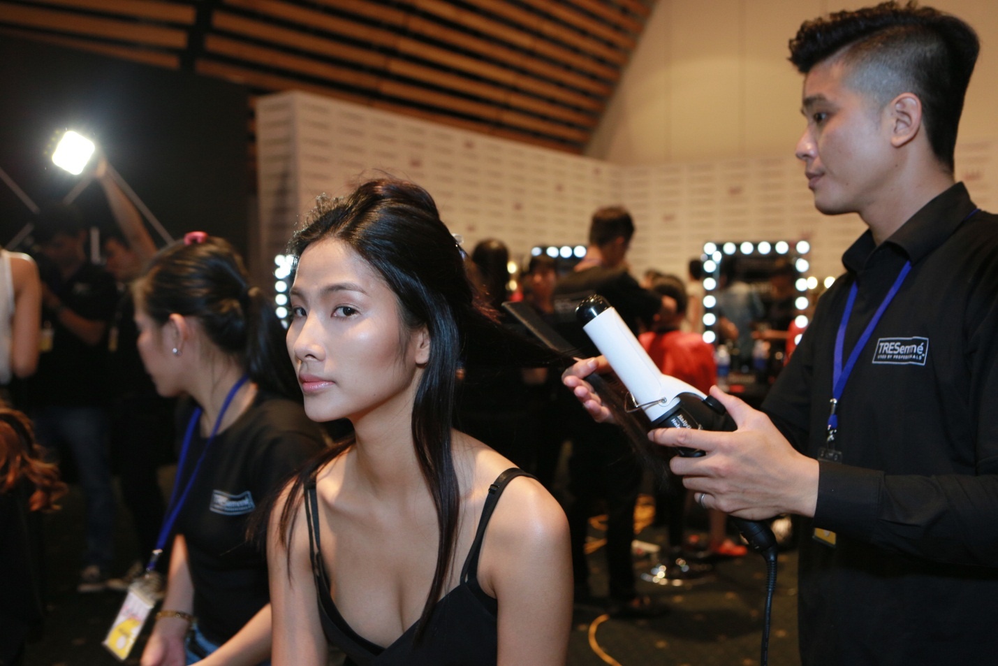   Cuối cùng, chúng được chuyên gia cột lại và giữ nếp bằng sản phẩm chuyên biệt.