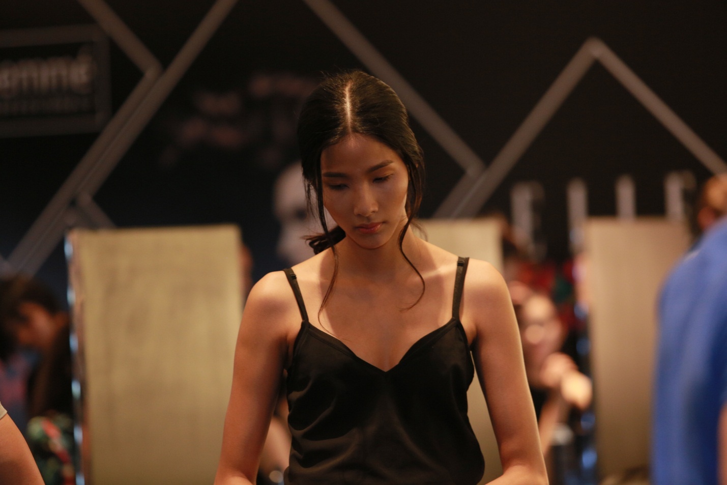   … và tạo điểm nhấn với hai lọn xoăn nữ tính.