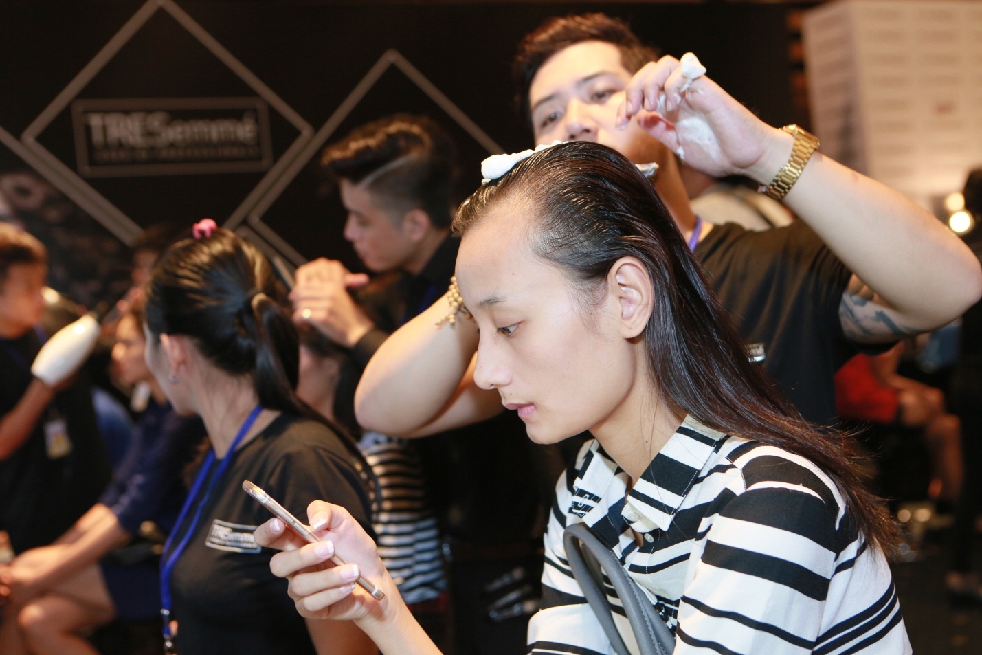 Le Thuy duoc cham chut ky cang trong hau truong Elle show hinh anh