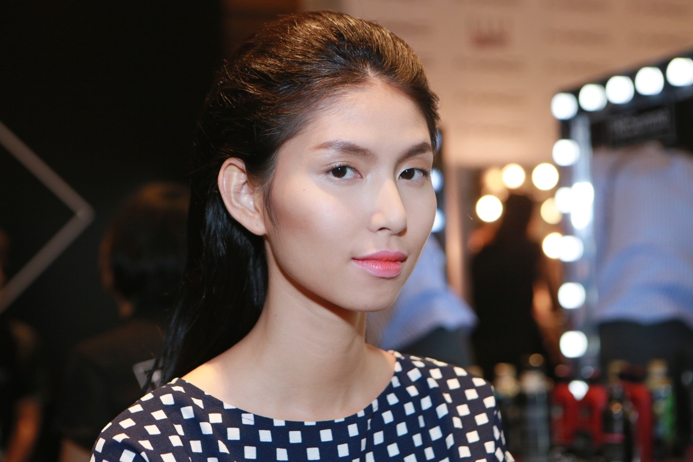      Kiểu tóc ngắn lệch ngôi tôn lên vẻ cá tính của Đỗ Hà.