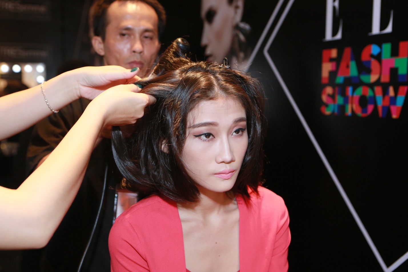      Trong khi đó, mái tóc đơn giản này lại tôn lên mọi đường nét trên gương mặt Thùy Dương.