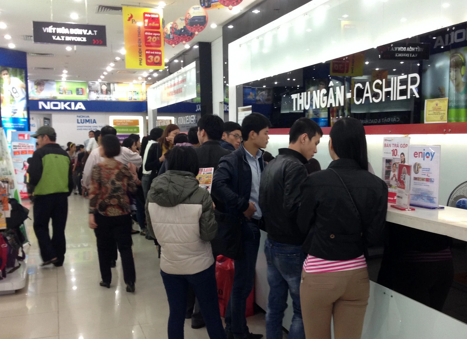 Quầy thu ngân luôn tấp nập khách hàng thanh toán.