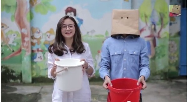 Hot girl Salim cùng màn “Dội nước đá của mình”.