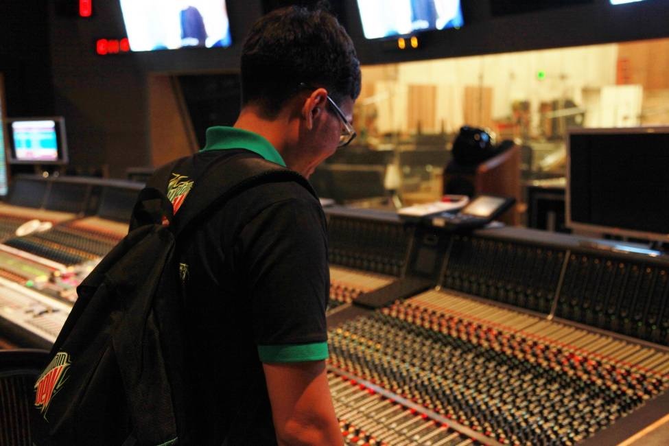 Dew Dude Việt tại phòng âm thanh hiện đại và chuyên nghiệp của Fox Studio - nơi cho ra đời rất nhiều bản nhạc phim và hòa âm đoạt giải Oscar.