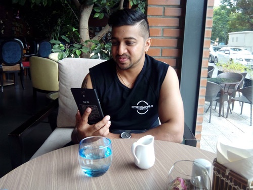 Daniel bên sản phẩm mua được.