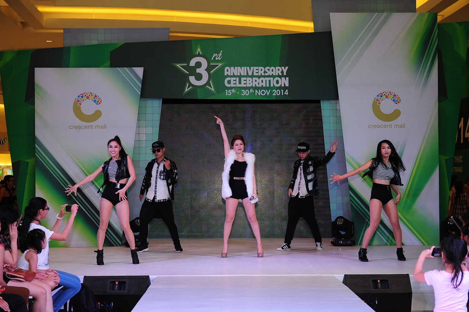 Bảo Thy hội ngộ fan tại Crescent Mall.