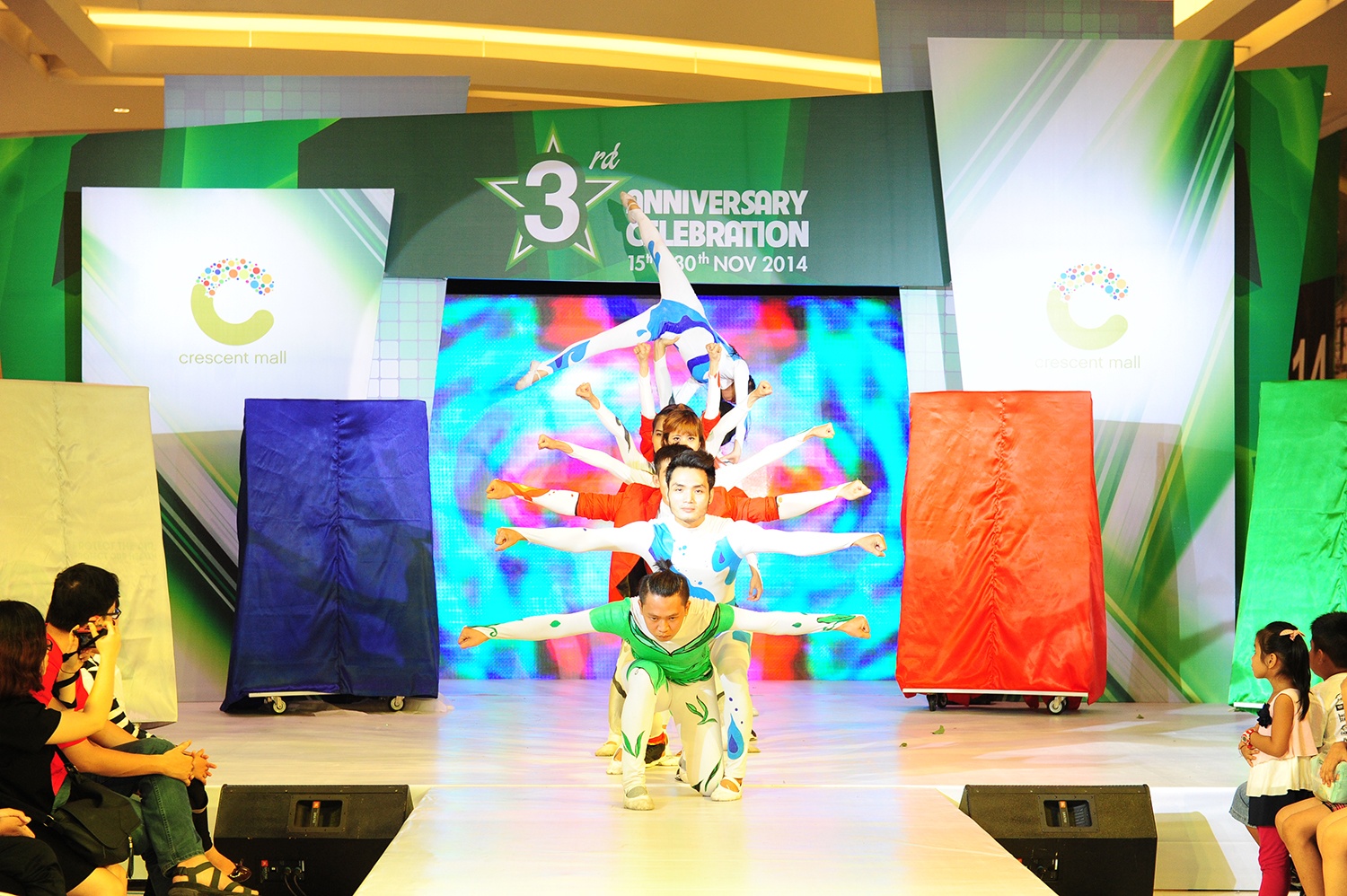 4 tiết mục múa đại diện cho 4 yếu tố môi trường cực kỳ ấn tượng từ vũ đoàn Sài Gòn.