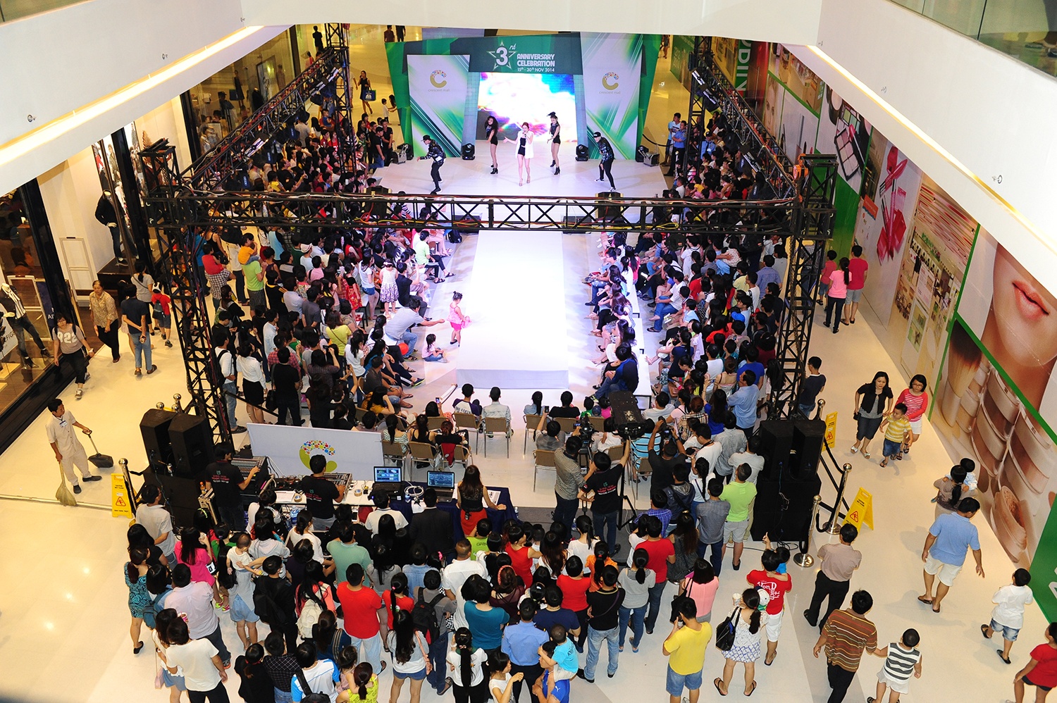 Crescent Mall tấp nập trong tháng sinh nhật.