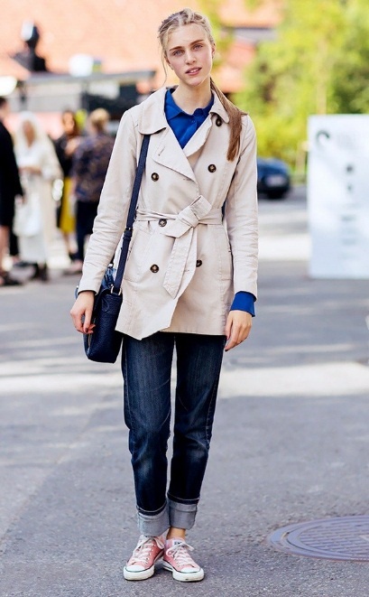 Áo khoác trench có thể kết hợp cùng quần jeans và giày sneakers rất năng động. Dây đai đơn giản tạo nên vẻ ngoài chỉn chu và thanh lịch.