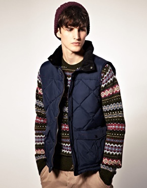 Các chàng trai có thể dễ dàng kết hợp nhiều trang phục khác nhau với gilet vest.