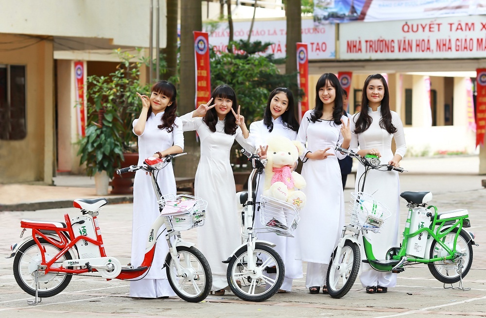 Nu sinh Viet duyen dang trong ta ao dai hinh anh