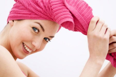 Ủ tóc đúng cách giúp phục hồi độ bóng khỏe tự nhiên cho tóc.