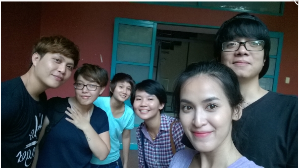 Bùi Anh Tuấn và Tú Vi cũng nhanh tay chộp lấy khoảnh khắc vui nhộn.