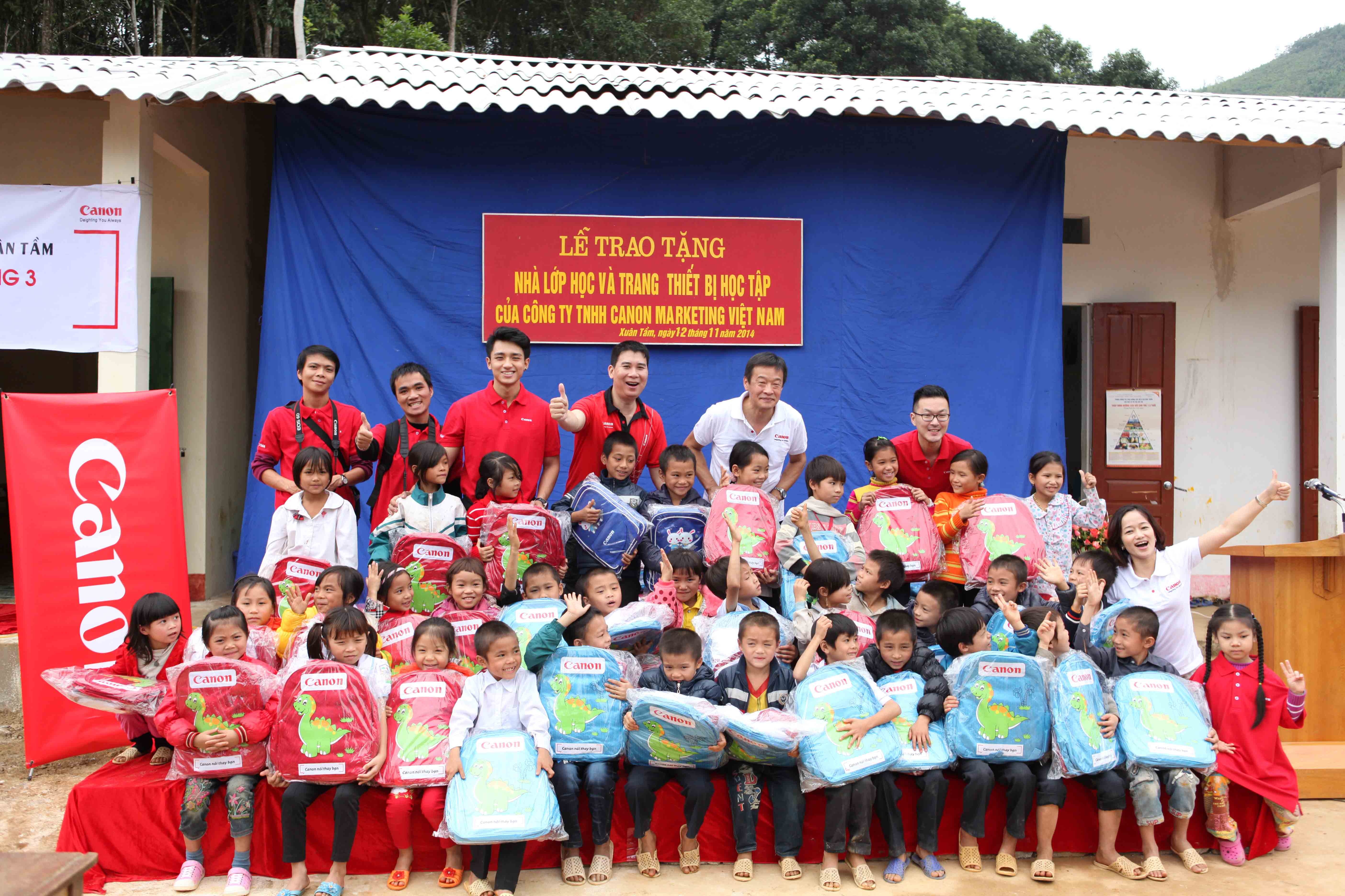 Ông Nick Yoshida cùng tình nguyện viên trao tặng quà cho các em nhỏ.