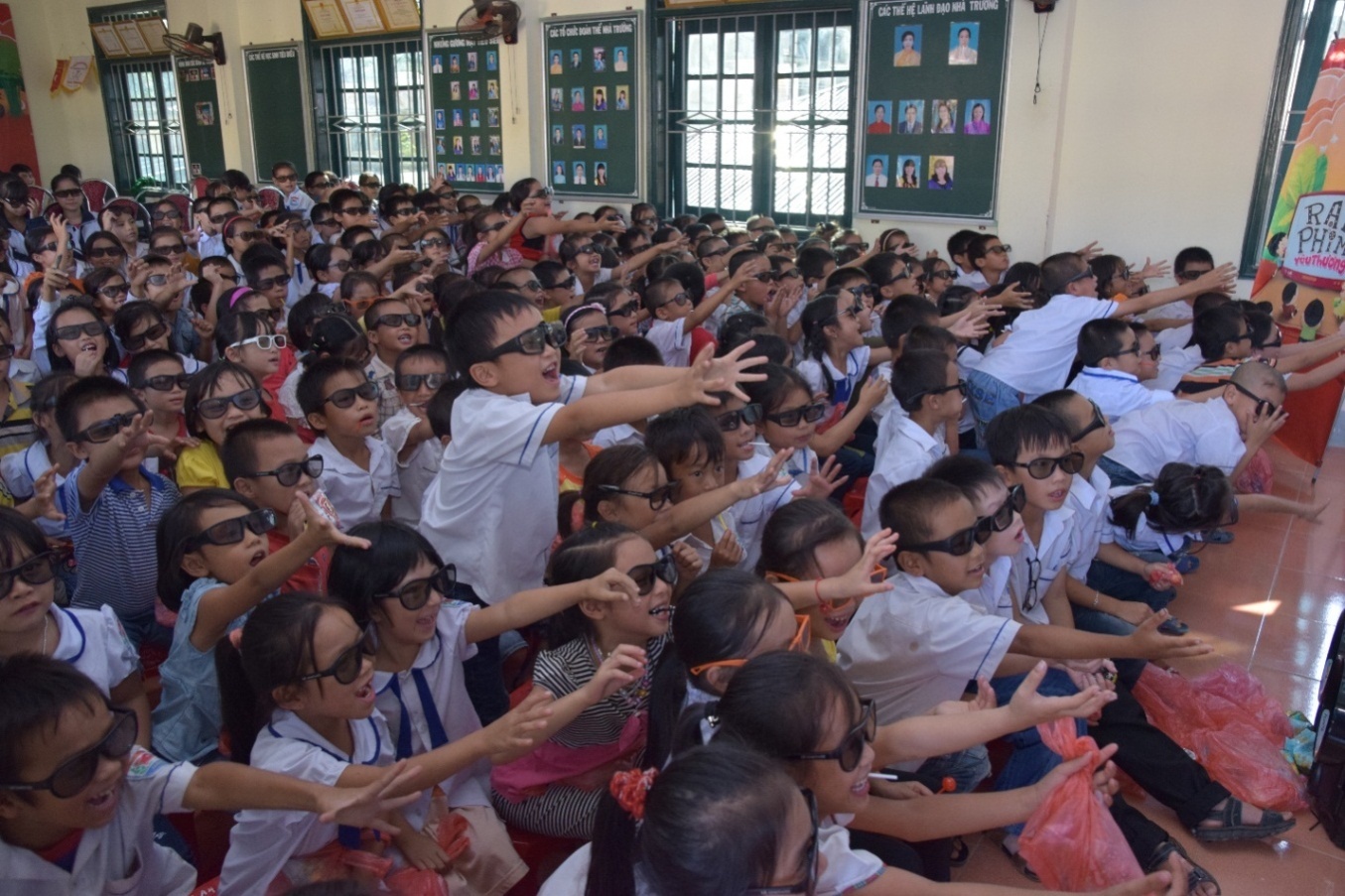 Cũng chính vì vậy, không khí ở “rạp Phú Quý” luôn sôi động. Trong suốt các suất chiếu, nhà văn hóa huyện đảo lúc nào cũng đầy ắp tiếng hò reo và tiếng cười của các em.