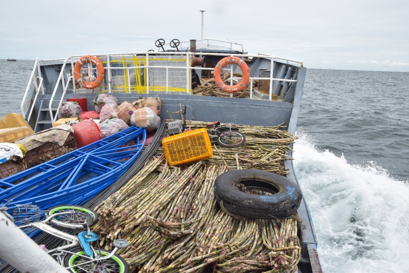 Phú Quý là điểm đến đầu tiên trong hành trình của Rạp phim yêu thương. Trong vòng vòng 3 ngày, đoàn công tác đã vượt qua không ít khó khăn khi phải đối mặt với những con sóng cấp 6, cao gần 2 mét trên đường di chuyển.