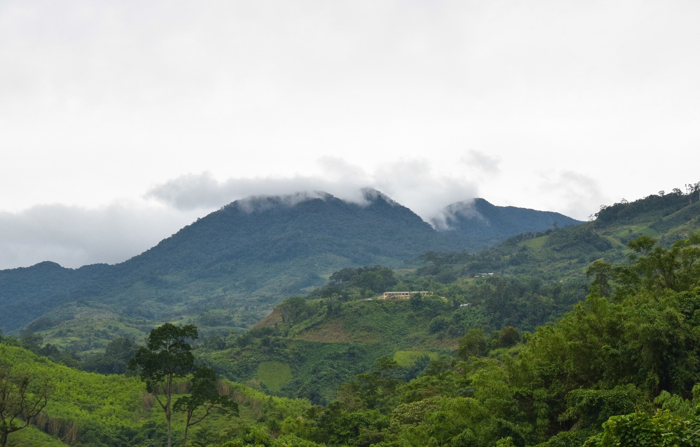 Trở về với đất liền, Rạp phim yêu thương bắt đầu hành trình hơn 6.000 km từ Nam Trung Bộ ra tới Tây Bắc. Xe di chuyển liên tục trong gần 2 tháng. Ngày hôm qua, các thành viên trong đoàn còn đang mua quà cho trẻ em ở Bình Thuận, nhưng sáng hôm sau đã thấy đoàn phim ở Phú Yên, rồi sau đó 2 ngày lại băng đèo vượt suối đến với vùng cao Nam Trà My của tỉnh Quảng Nam.