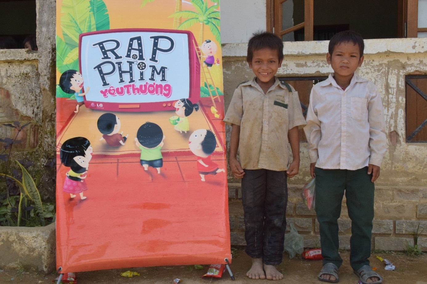 Tre em dao Phu Quy hao huc trong lan dau xem phim 3D hinh anh