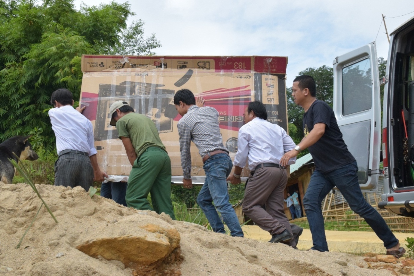 Hai chiếc TV khổng lồ của hãng điện tử LG nặng gần 100kg đang được di chuyển lên dốc cao.