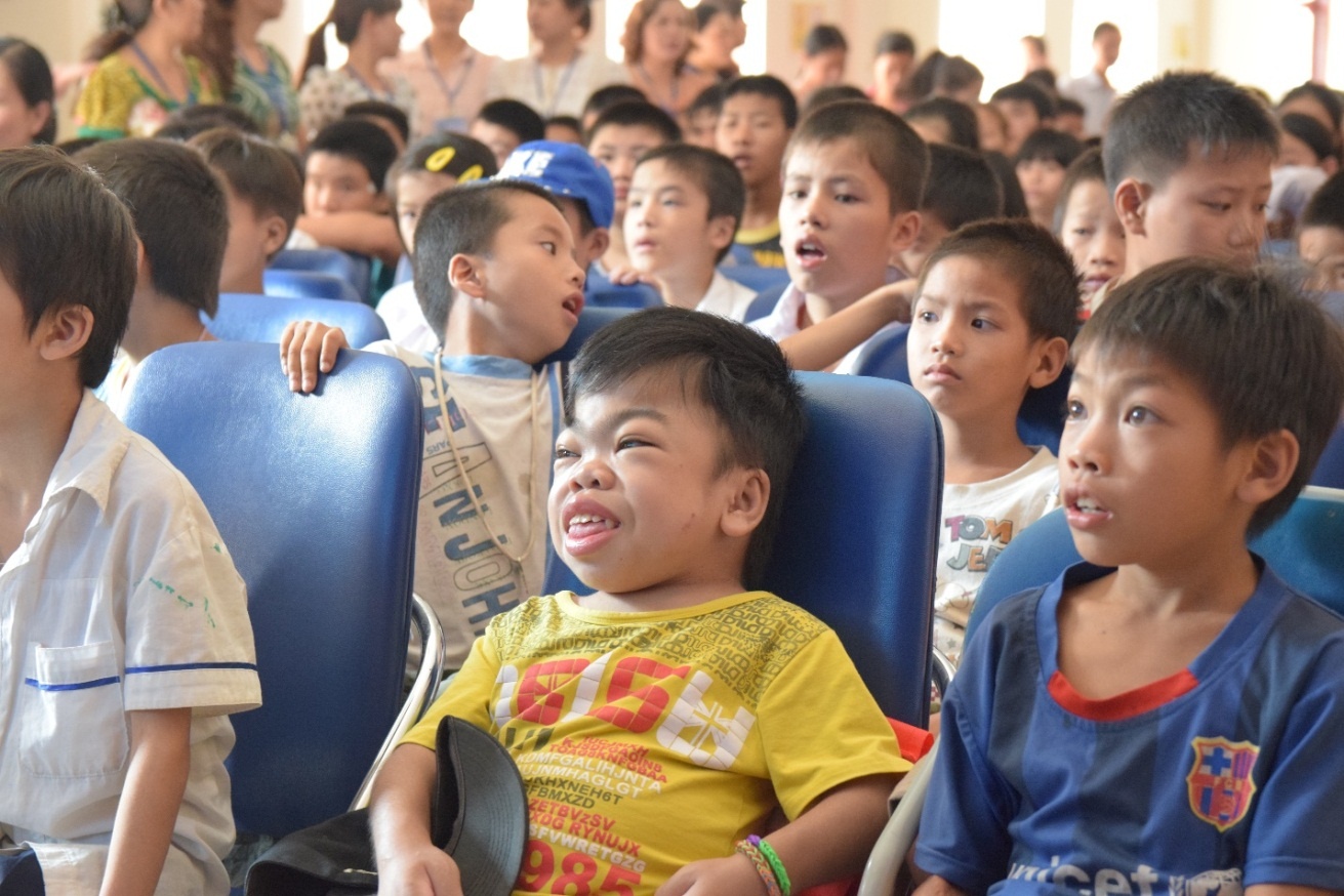 Không chỉ mang niềm vui đến các trẻ em vùng khó khăn, Rạp phim yêu thương còn đến với các khán giả nhí là những em nhỏ tật nguyền, những em bé mồ côi không nơi nương tựa được nuôi dưỡng tại các trung tâm bảo trợ xã hội như Làng trẻ em SOS Hải Phòng, Trung tâm bảo trợ xã hội Hải Dương, Trung tâm bảo trợ trẻ em Quảng Ninh, hay Trung tâm phục hồi chức năng trẻ tàn tật Thụy An – Ba Vì.