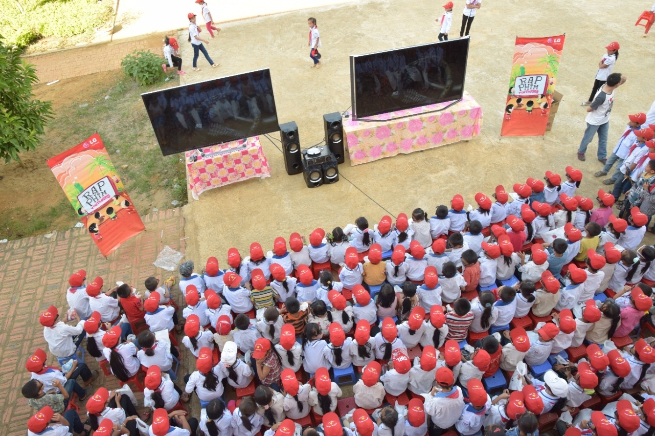 Đôi khi rạp phim nằm ngay giữa sân trường, những chiếc TV 3D của LG được kích sáng lên hết cỡ để có thể trình chiếu ngoài trời.