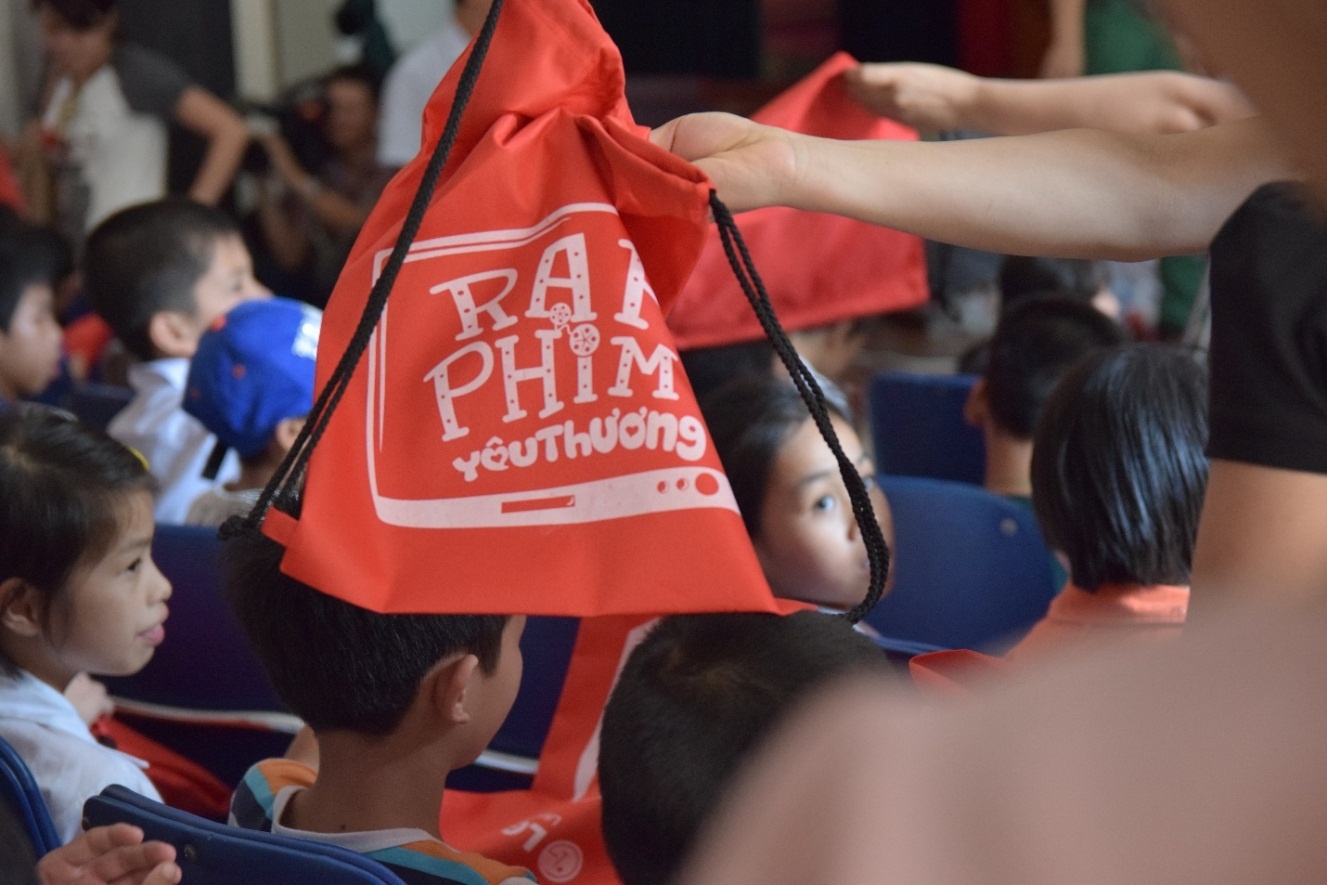 Chiếc Balo Rạp phim yêu thương xinh xắn được trao tận tay các em trong những suất chiếu.