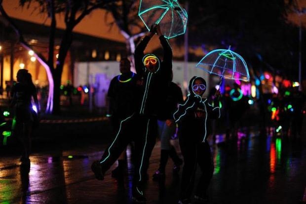 8.000 ban tre hao huc chay bo trong duong ham anh sang hinh anh