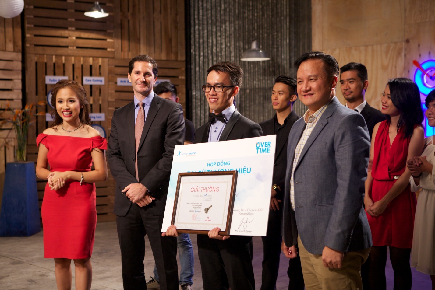 Thuong 1 ty cho chang trai nghi viec de kham pha ban than hinh anh