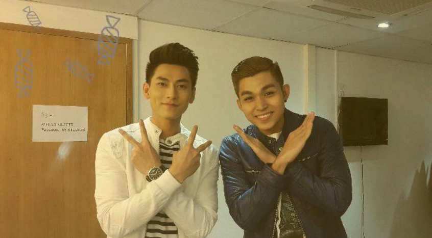 Isaac và Will tận dụng mọi tư thế chữ V trong clip.