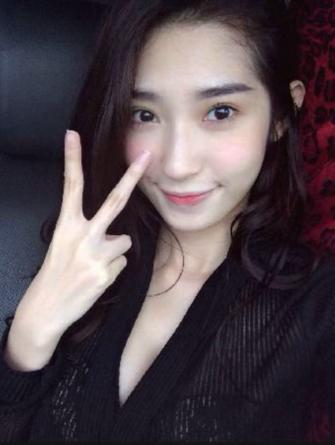 Khổng Tú Quỳnh giơ tay với chữ V quen thuộc.