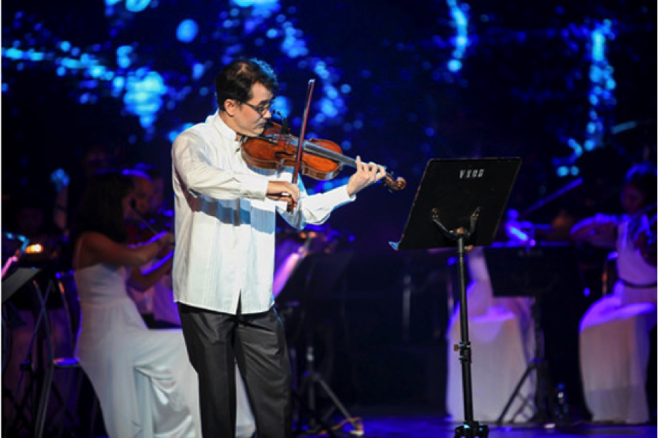 Violist Xuân Huy cùng cây vĩ cầm làm từ tóc.