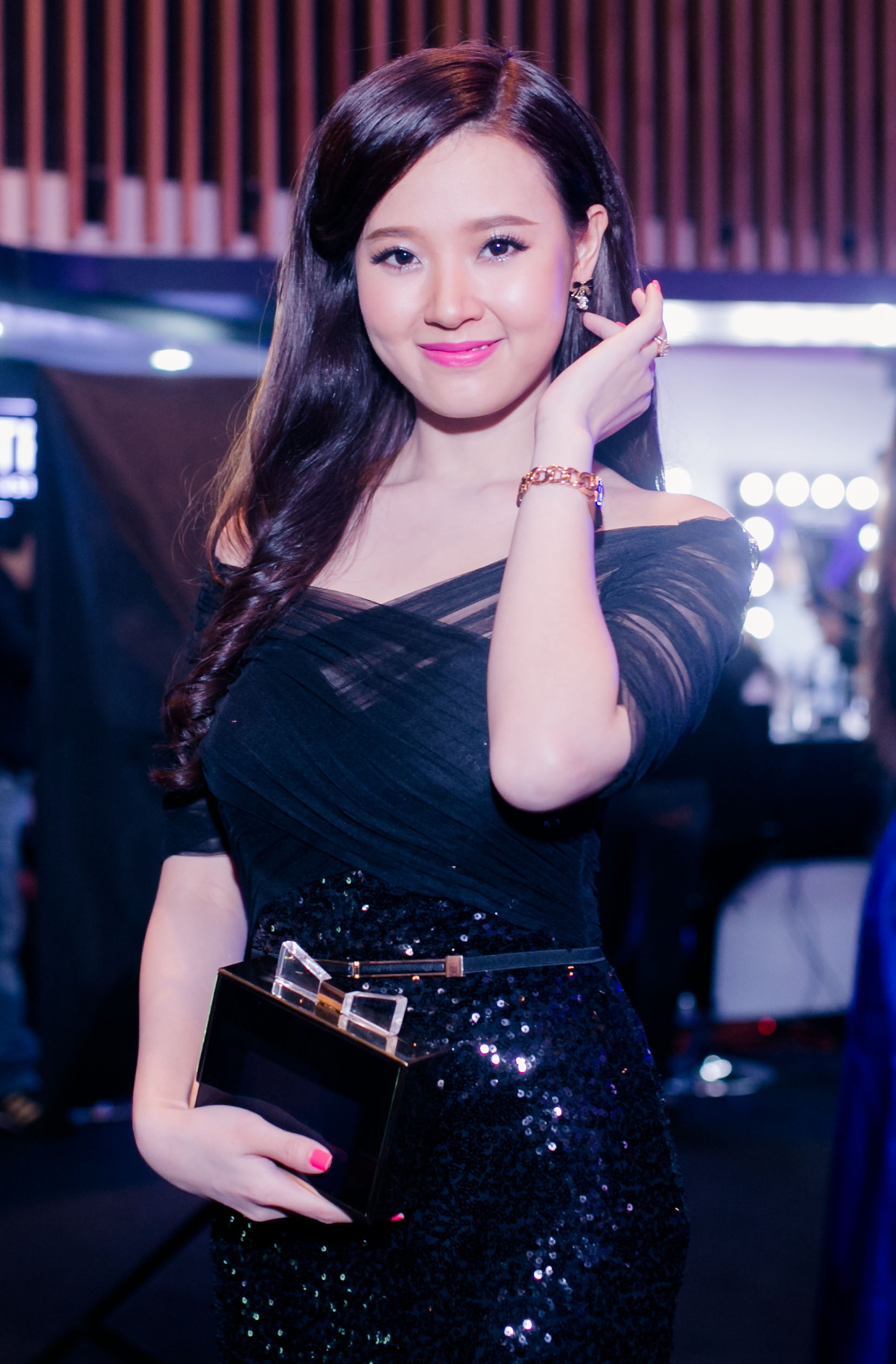  Hot girl Midu lựa chọn kiểu tóc xõa xoăn tự nhiên để phù hợp với chiếc đầm trễ vai của mình. Những lọn tóc xoăn gơn sóng nhẹ nhàng giúp cô có thể kết hợp với mọi loại trang phục, mọi kiểu trang điểm và thêm phần tha thướt. Kiểu tóc gợn sóng này cũng là một trong những xu hướng được ưa thích nhất tại tuần lễ thời trang New York Xuân Hè 2015.   