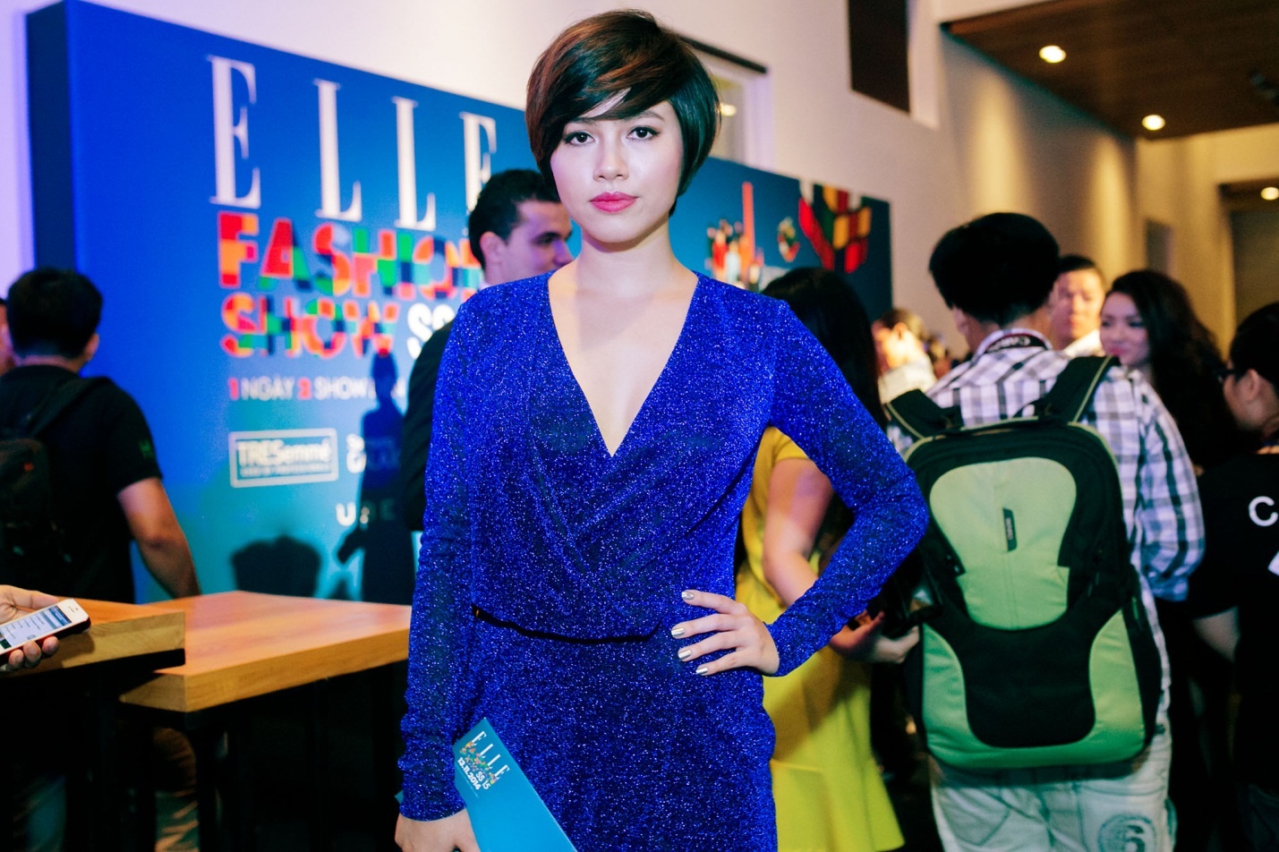    Mái tóc pixie khiến Hoàng My trông đẹp hơn bao giờ hết. Kiểu tóc cắt ngắn, cao sát mang tai mang đến cho người sở hữu vẻ quyến rũ và cá tính. Với mái tóc này bạn có thể kết hợp với tất cả các loại trang phục.